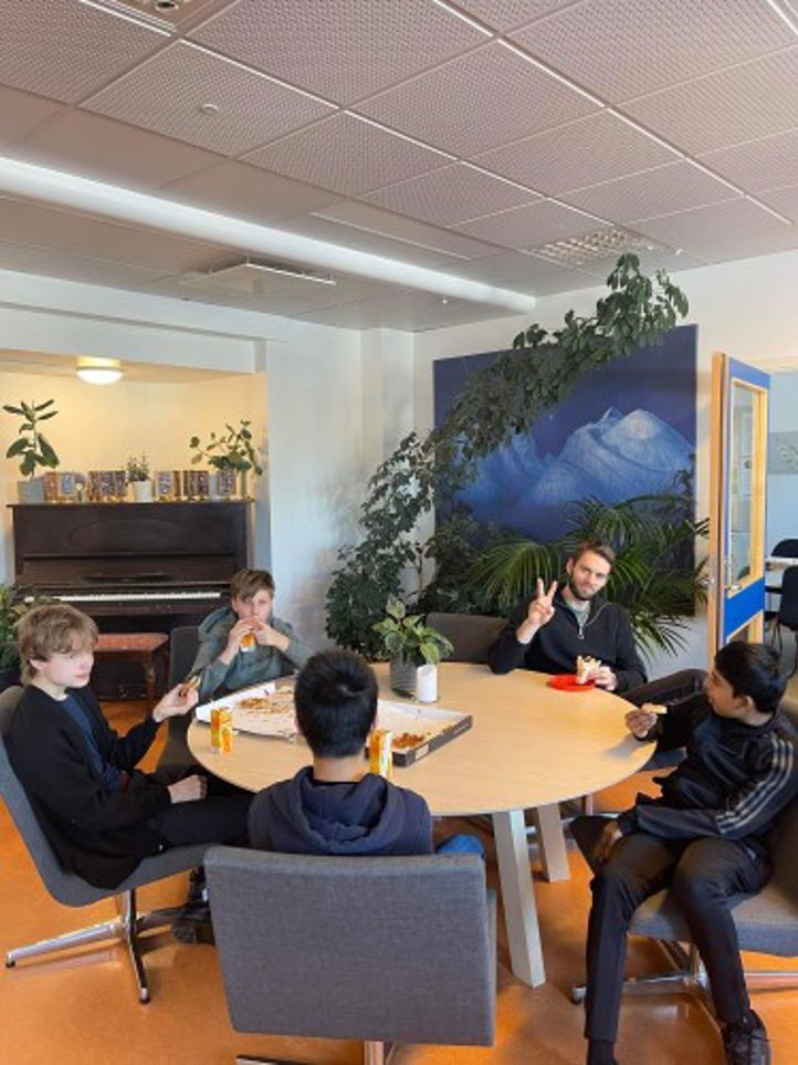 Elever og ansatte koser seg med pizza på vinterferieskole
