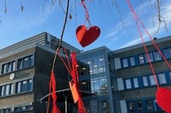 En rød drageskulptur