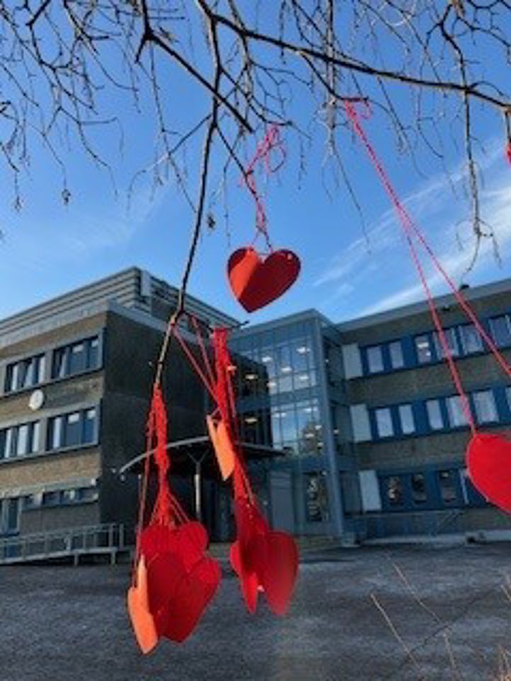 En rød drageskulptur
