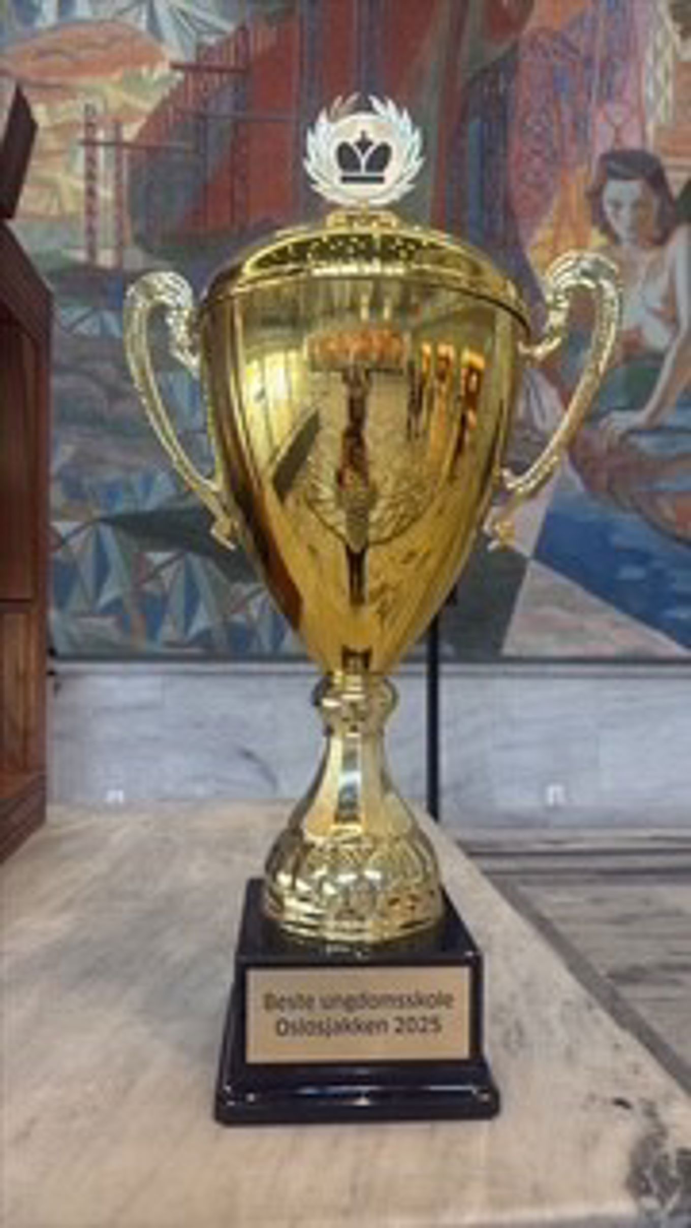 et gulltrofé på et bord