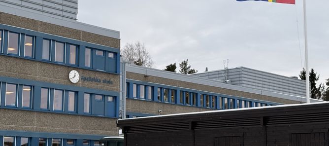 et flagg som vaier over en bygning