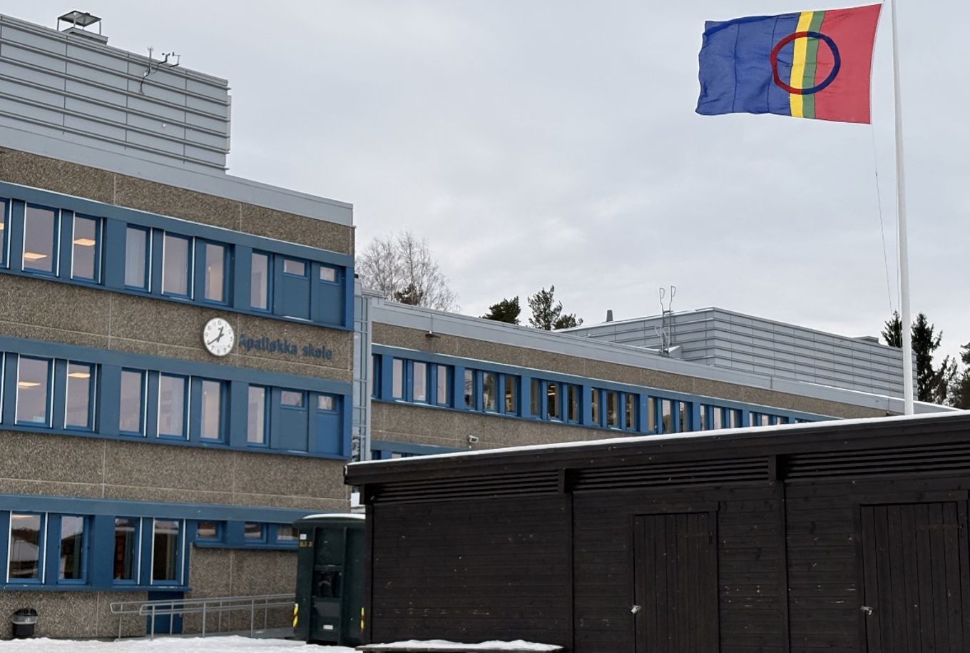 et flagg som vaier over en bygning