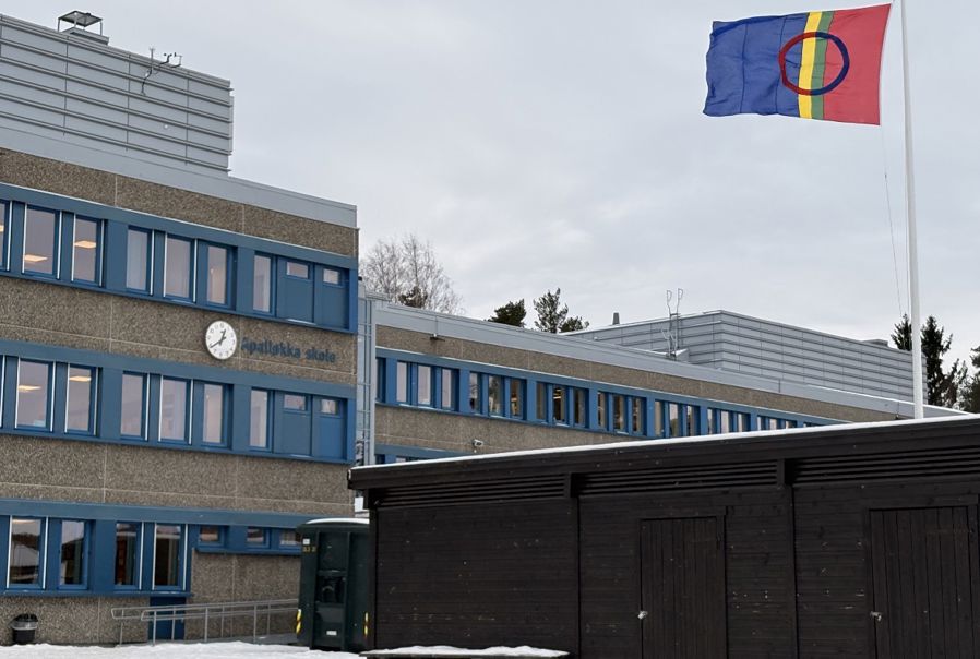 et flagg som vaier over en bygning