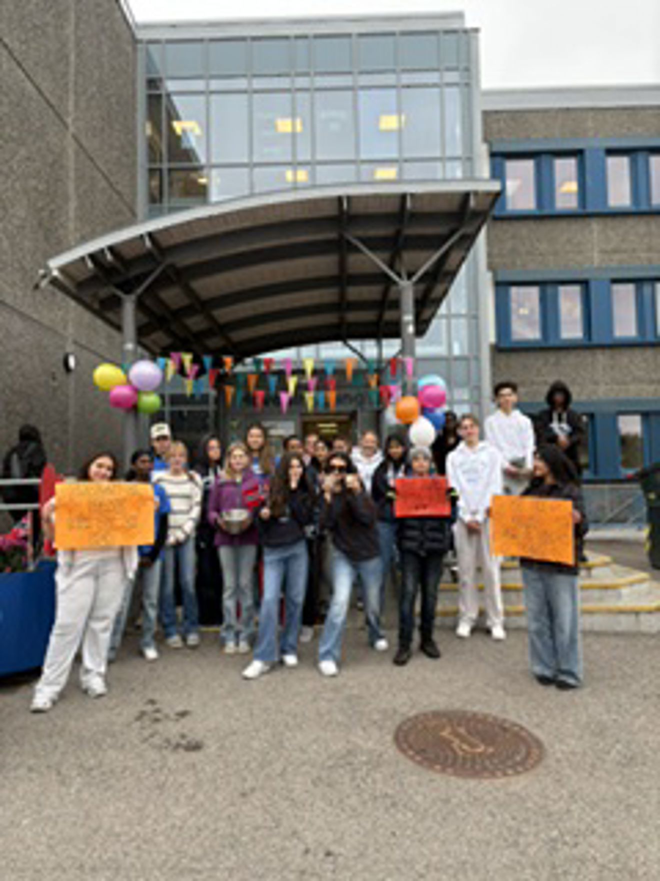 en gruppe mennesker som holder ballonger
