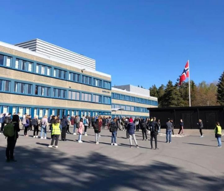 en gruppe mennesker som går utenfor en bygning