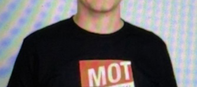 en person med svart skjorte