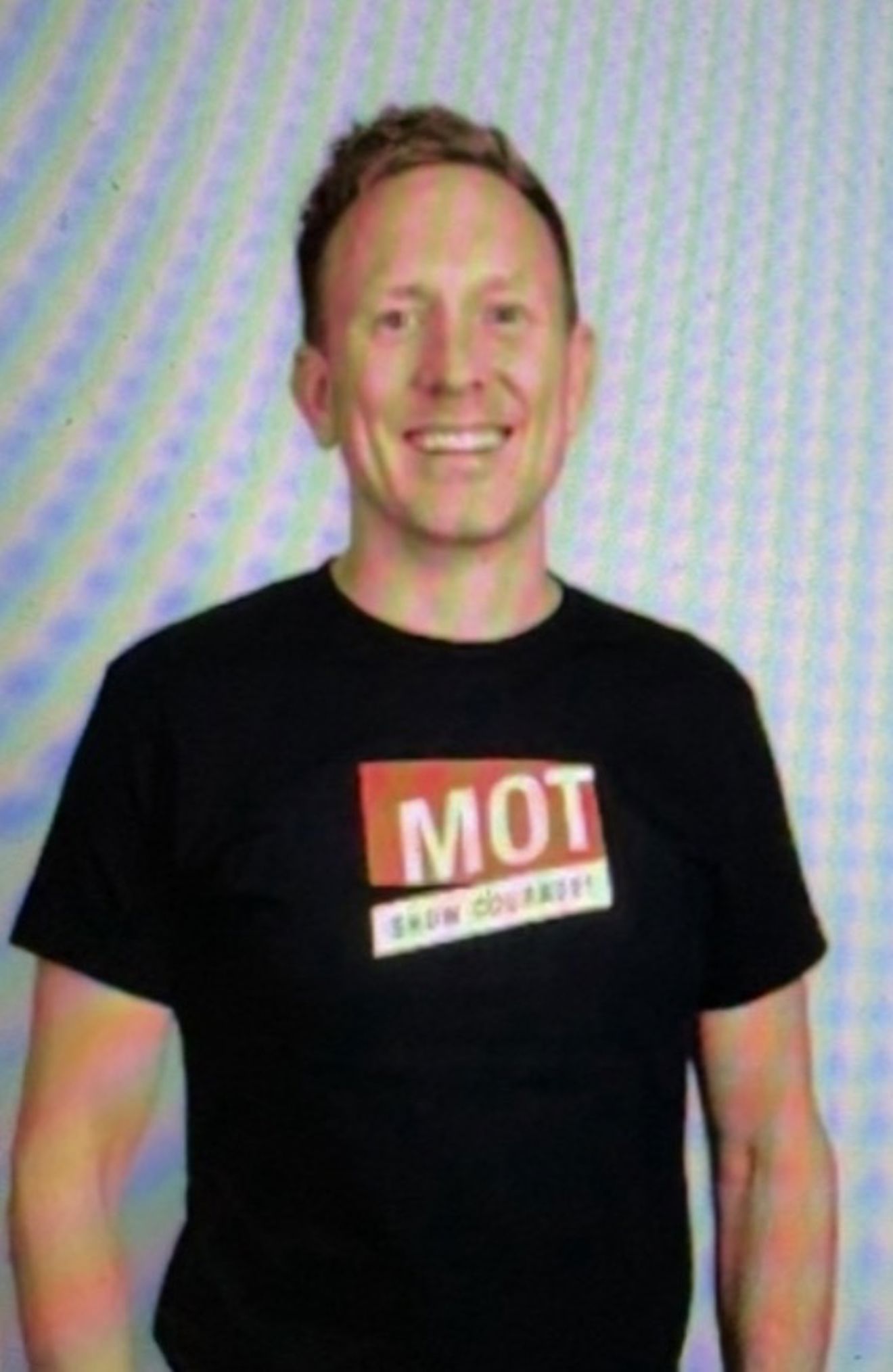 en person med svart skjorte en person med svart skjorte