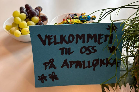 et skilt med druer på