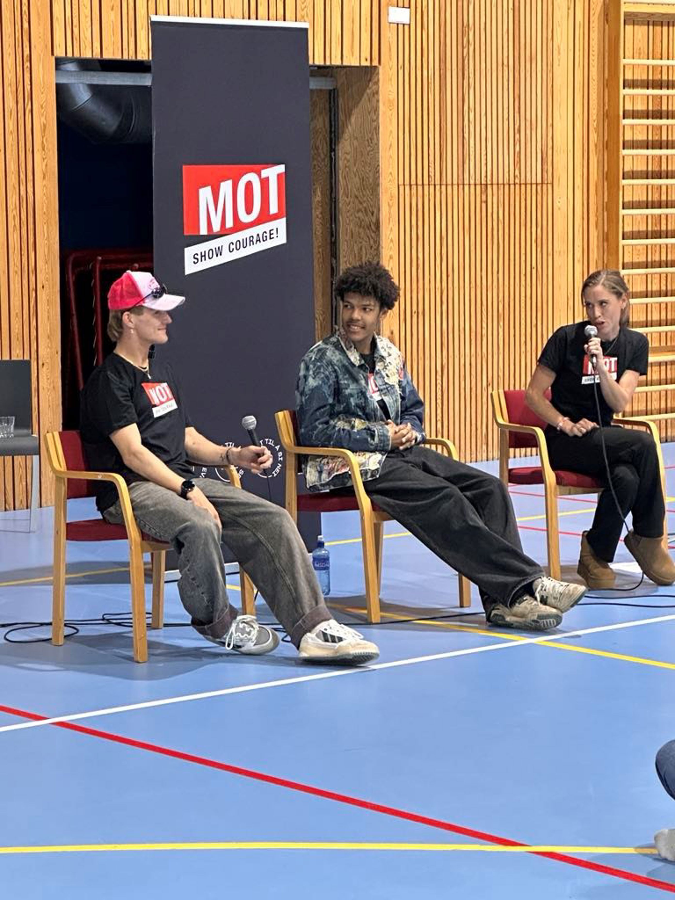 en gruppe mennesker som sitter i stoler en gruppe mennesker som sitter i stoler