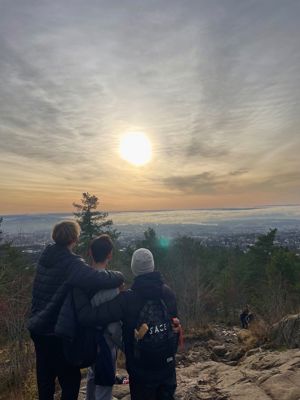 En gruppe mennesker som ser på solen