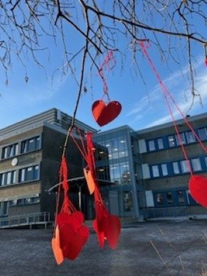 Håpshjerter i treet i skolegården